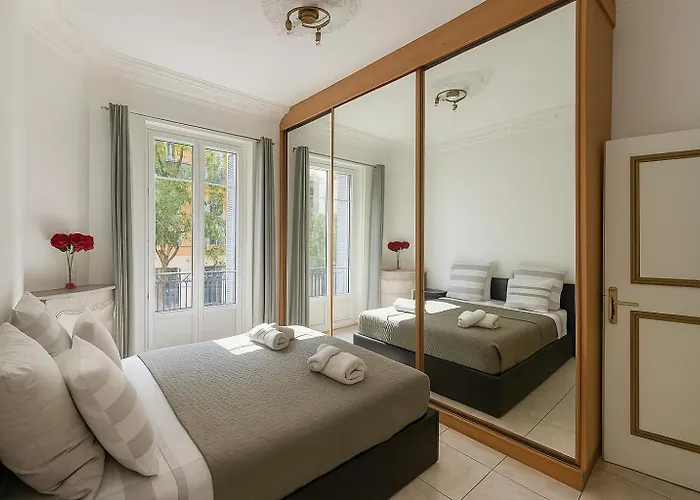 Spacieux Climatise Centre نيس